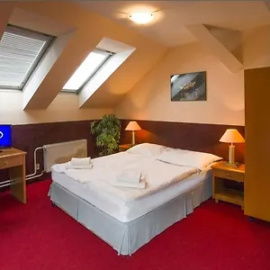 Hostal A Plus &